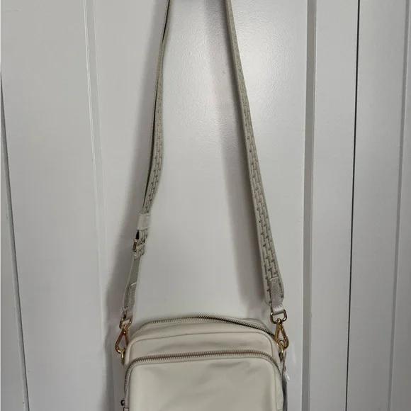 lululemon athletica Everywhere Crossbody Bag with Gold Hardware - Picture 5 of 5